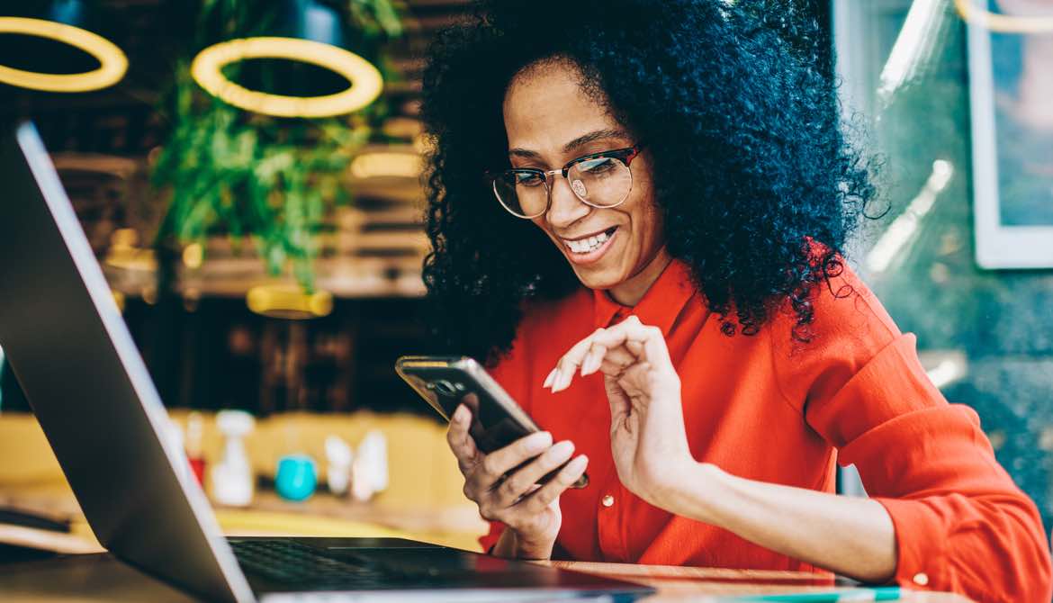 woman doing banking with smartphone in coffee house